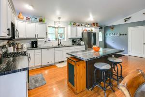 Family Cabin with Hot Tub 10 Mi to The Dells!