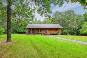 Family Cabin with Hot Tub 10 Mi to The Dells!