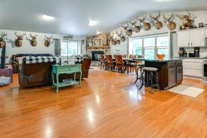 Family Cabin with Hot Tub 10 Mi to The Dells!