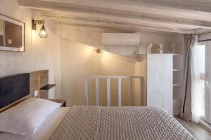 Bairro Alto Rooftop with Balcony and View by Homing