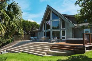 Monterey House by SANA