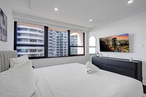 Miami Beach Paradise 4BR Stylish condo with Resort Perks 1007