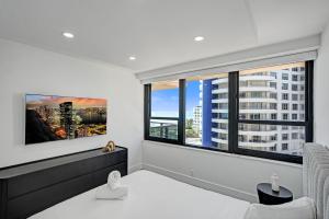 Miami Beach Paradise 4BR Stylish condo with Resort Perks 1007