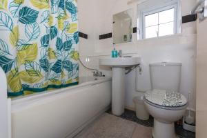 5 Bed Townhouse with Garden & Parking by BrumStay UK