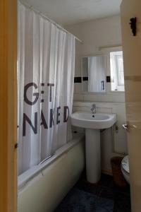 5 Bed Townhouse with Garden & Parking by BrumStay UK