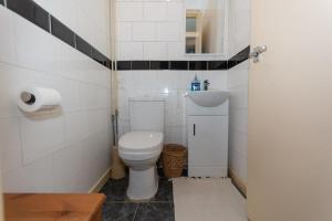 5 Bed Townhouse with Garden & Parking by BrumStay UK