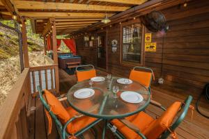 2 BR, 2 Bath log cabin- great outdoor space, hot tub, located between Gatlinburg and Pigeon Forge!