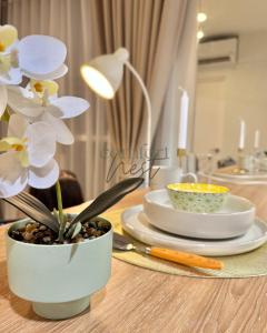 Deluxe Cozy Room Near BGC & Ortigas with Balcony & City View