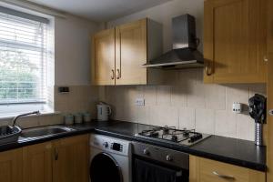 5 Bed Townhouse with Garden & Parking by BrumStay UK