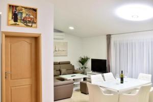 Seaside family friendly house with a swimming pool Vir - 24816