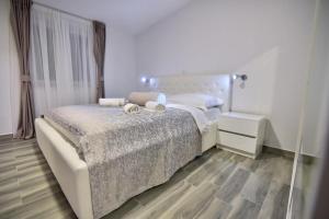 Seaside family friendly house with a swimming pool Vir - 24816