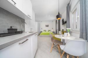 Apartments by the sea Drasnice, Makarska - 24891