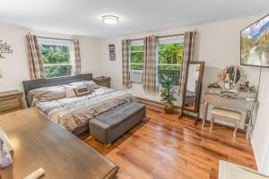 Cozy Cabin w Fire Pit Grill Deck & Walk to Town