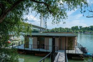 Unique River Houseboat Stay