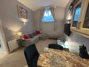 Cosy County House apartment with free private parking Sleeps up to four guests