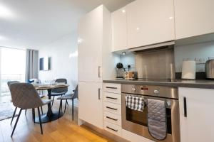 1BR - Stunning 5th-Flr Views - Sleeps 4 - Parking