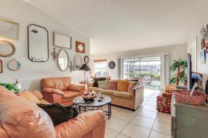 Pool Access Condo 4 Mi to Bradenton Riverwalk!