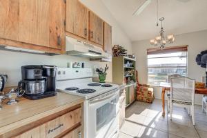 Pool Access Condo 4 Mi to Bradenton Riverwalk!