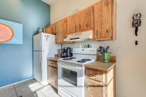 Pool Access Condo 4 Mi to Bradenton Riverwalk!