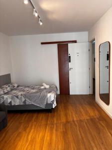 100 m da Praia do Forte com AR e Wi Fi.