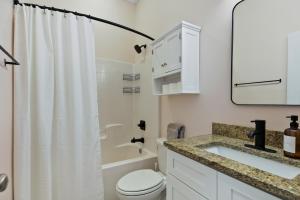 Fun & Renovated Artsy Downtown Apt Dog Friendly with Fully Fenced Backyard and Private Parking