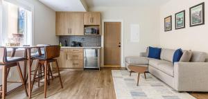 Aurora Lite - Brand new suite with private entrance