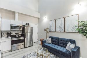Large Bi-Level 2BR Loft in Old City that Sleeps 8