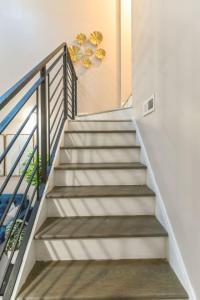 Large Bi-Level 2BR Loft in Old City that Sleeps 8