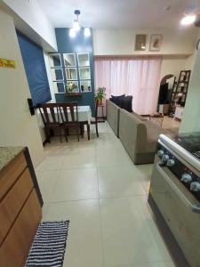 Family Escape Modern Retreat Skyline View Full Kitchen at Prisma close to BGC