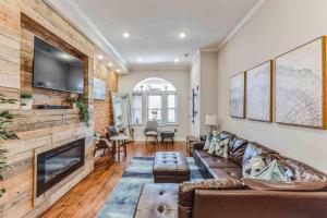 Large Bi-Level 3BR w Patio - 10 min to DT