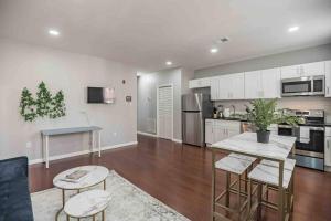 Large and Sunny 1BR - Center City - Sleeps 4