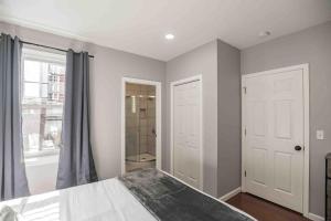 Large and Sunny 1BR - Center City - Sleeps 4