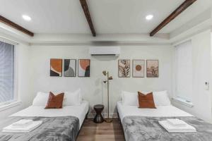 Large Studio w 2 Beds and Balcony (C)