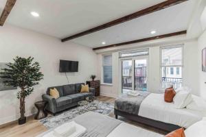 Large Studio w 2 Beds and Balcony (C)