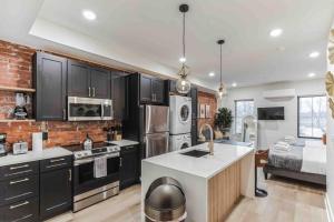 Large Studio w 2 Beds and Balcony (C)