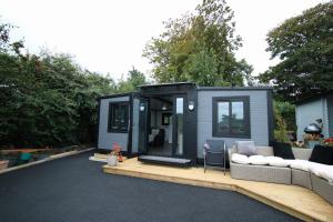 Sunset Retreat Cabin, Private Hot Tub Cinema Cabin, Romantic Escape Near Town