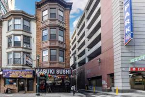 Across from Convention Center 4F - Sleeps 6 - 4F