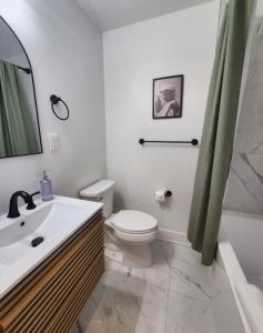 Renovated Jr 1BR - Center City - Sleeps 4 - 2 Beds