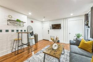 Cozy Center City 1BR apartment with Patio