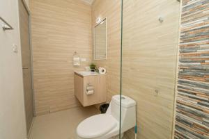 Modern 2BR Condo with Pool 10min walk to Beach - Caribbean Rose