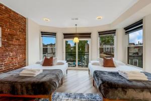 Bi-Level 2BR w Rooftop - Sleeps 12 - 10 min to DT