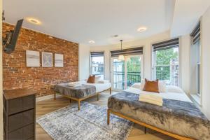 Bi-Level 2BR w Rooftop - Sleeps 12 - 10 min to DT