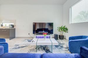 Modern 6 Bedroom Smarthome Near Downtown Sleeps 20