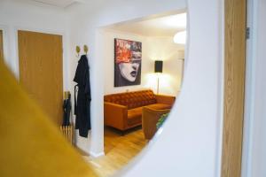 Tower Central Apt l 3 Bed Sleeps 5 l Free Parking)