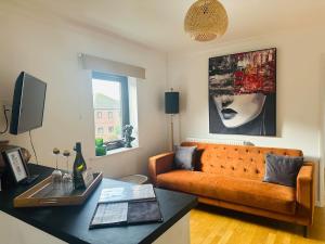 Tower Central Apt l 3 Bed Sleeps 5 l Free Parking)