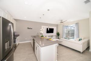 Stunning Retreat Townhouse 4 Beds and 10 Mins to Disney With Pool