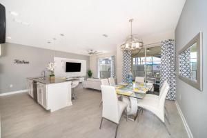 Stunning Retreat Townhouse 4 Beds and 10 Mins to Disney With Pool