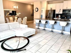 Stunning Retreat Townhouse 4 Beds and 10 Mins to Disney With Pool