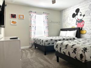 Stunning Retreat Townhouse 4 Beds and 10 Mins to Disney With Pool