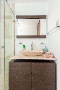 Roma Sur Apt Parking, 24-7 Security